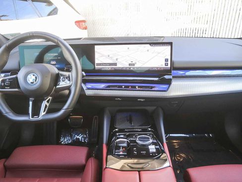 Used 2025 BMW i5 eDrive40i w/ M Sport Package image 9