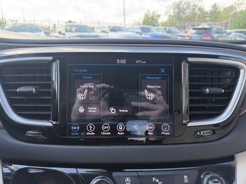 Used 2018 Chrysler Pacifica Touring-L Plus FWD image 16