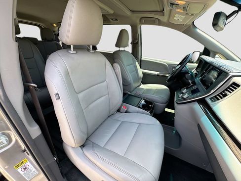 Used 2017 Toyota Sienna XLE Premium FWD image 38