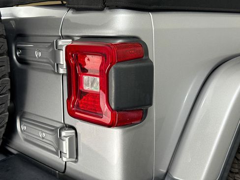 Used 2018 Jeep Wrangler Unlimited Rubicon image 32