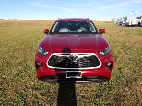 Used 2023 Toyota Highlander XLE image 4