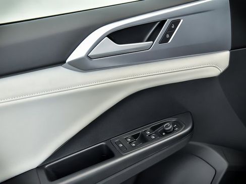 Certified 2025 Volkswagen Taos SE w/ Panoramic Sunroof Package image 5