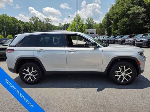 Used 2025 Jeep Grand Cherokee Limited RWD image 10