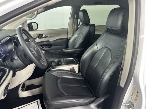 Used 2024 Chrysler Pacifica Touring-L FWD image 13