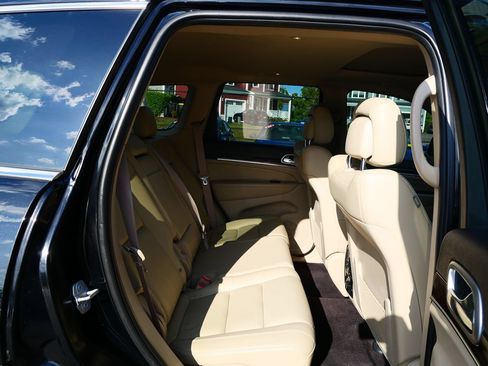 Used 2018 Jeep Grand Cherokee Limited AWD/4WD image 28