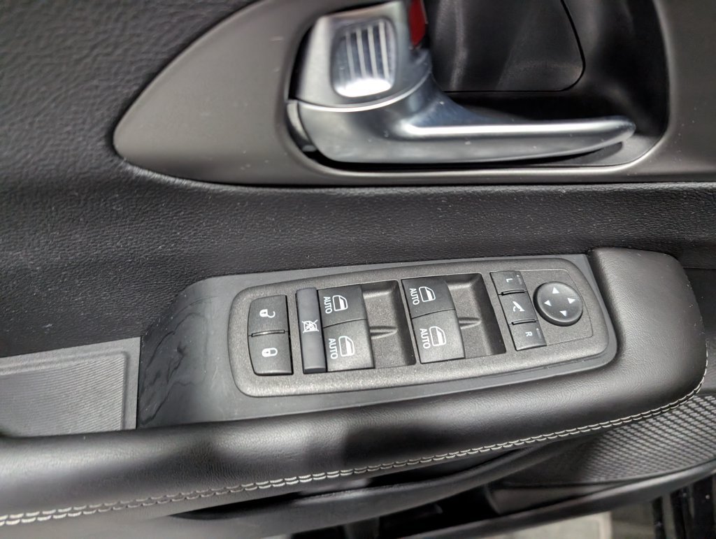 Used 2027 Chrysler Pacifica Limited FWD image 15