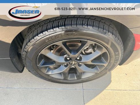 Used 2025 Chrysler Pacifica Limited image 34