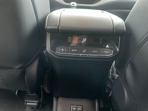 Used 2025 Toyota Highlander XLE AWD/4WD image 12