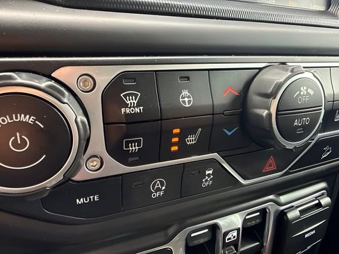 Used 2020 Jeep Wrangler Unlimited Sahara AWD/4WD image 12