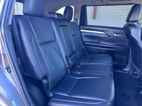 Used 2019 Toyota Highlander XLE FWD image 13