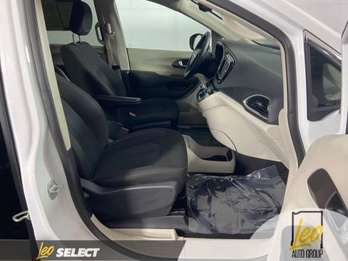 Used 2023 Chrysler Voyager LX FWD image 23
