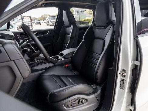 New 2026 Porsche Cayenne GTS image 5
