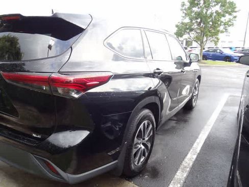 Used 2023 Toyota Highlander XLE FWD image 3