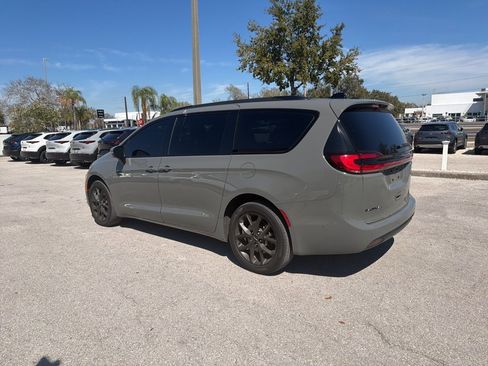 Used 2023 Chrysler Pacifica Touring-L w/ S Appearance Package image 7