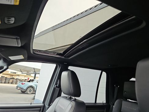 Used 2015 Ford Expedition Platinum image 10