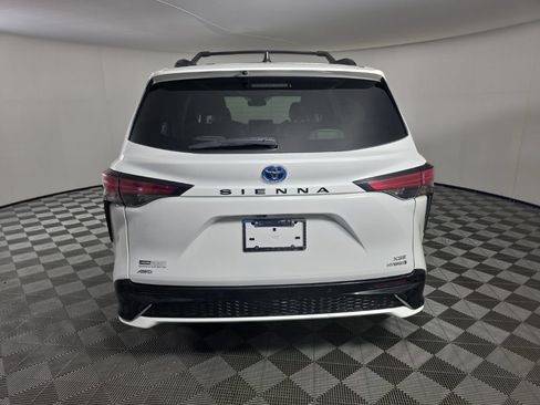 Used 2022 Toyota Sienna XSE AWD/4WD image 4