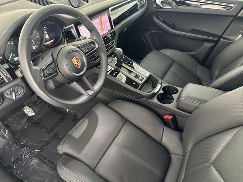 Certified 2025 Porsche Macan AWD/4WD image 4