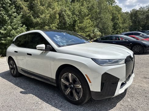 Used 2024 BMW iX xDrive50 w/ Sport Package AWD/4WD image 4