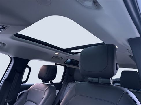 Used 2024 Land Rover Defender 110 S image 28