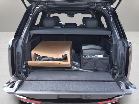 New 2025 Land Rover Range Rover SE image 16