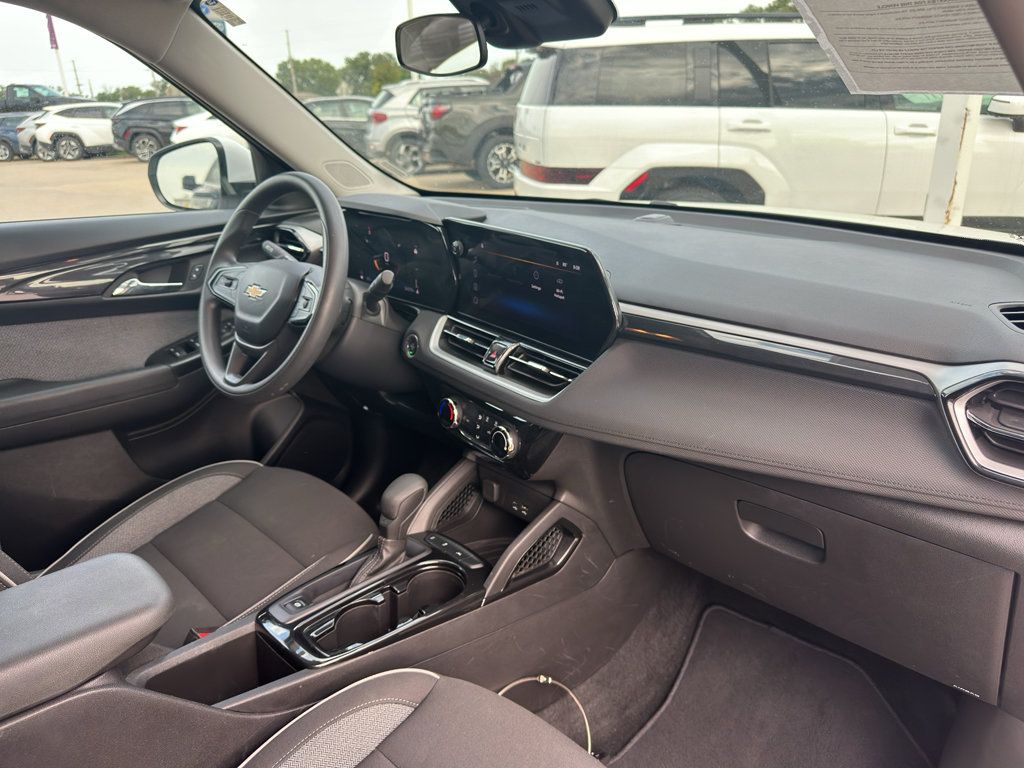 Used 2025 Chevrolet TrailBlazer LT FWD image 26