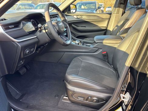 New 2025 Jeep Grand Cherokee Altitude image 7