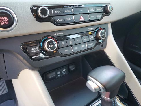 Certified 2017 Kia Niro Touring image 24