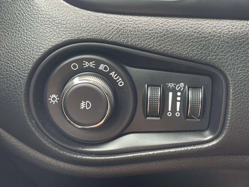 Used 2023 Jeep Renegade Latitude AWD/4WD image 22