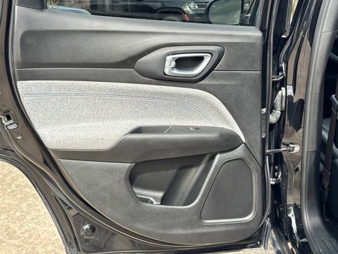 Certified 2024 Jeep Compass Latitude image 11