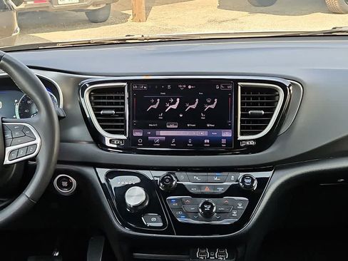 Used 2025 Chrysler Pacifica Select FWD image 14