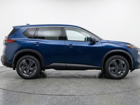 Used 2025 Nissan Rogue SV image 11