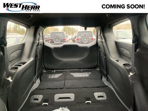 Used 2025 Chrysler Pacifica Select image 8