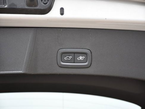 Certified 2025 Volvo XC40 B5 Plus image 29