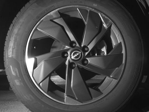 Used 2025 Nissan Rogue SV FWD image 13