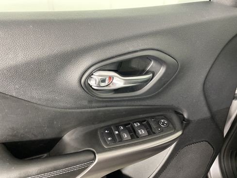 Used 2019 Jeep Cherokee Latitude Plus FWD image 13
