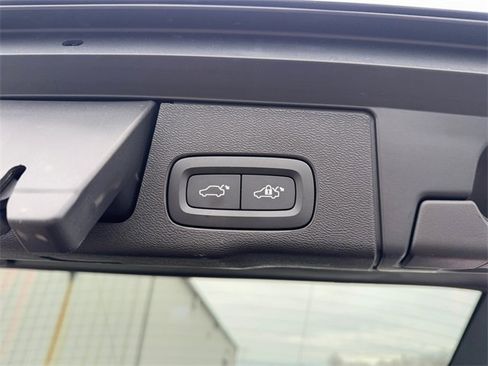 Used 2022 Volvo XC60 B5 Momentum image 27