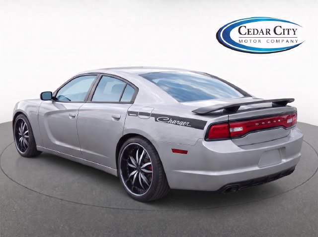 Used 2012 Dodge Charger SE RWD image 2