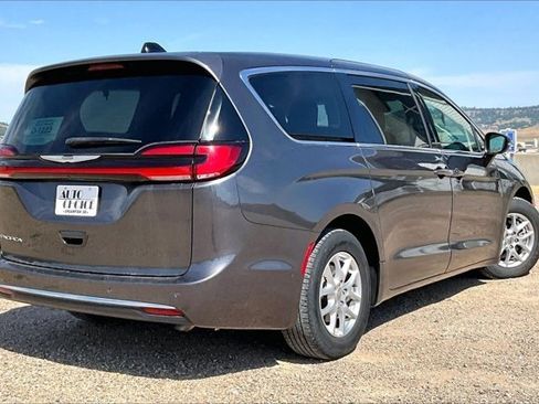 Used 2023 Chrysler Pacifica Touring-L FWD image 5