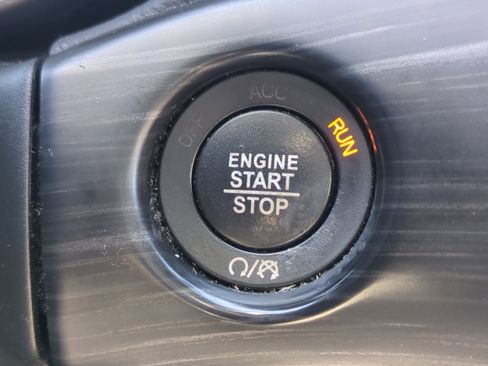 Used 2021 Jeep Grand Cherokee Laredo image 30