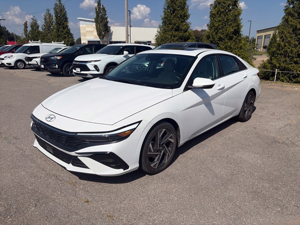 Used 2025 Hyundai Elantra Limited FWD image 2