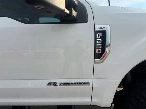 Used 2017 Ford F250 XLT w/ XLT Premium Package AWD/4WD image 6