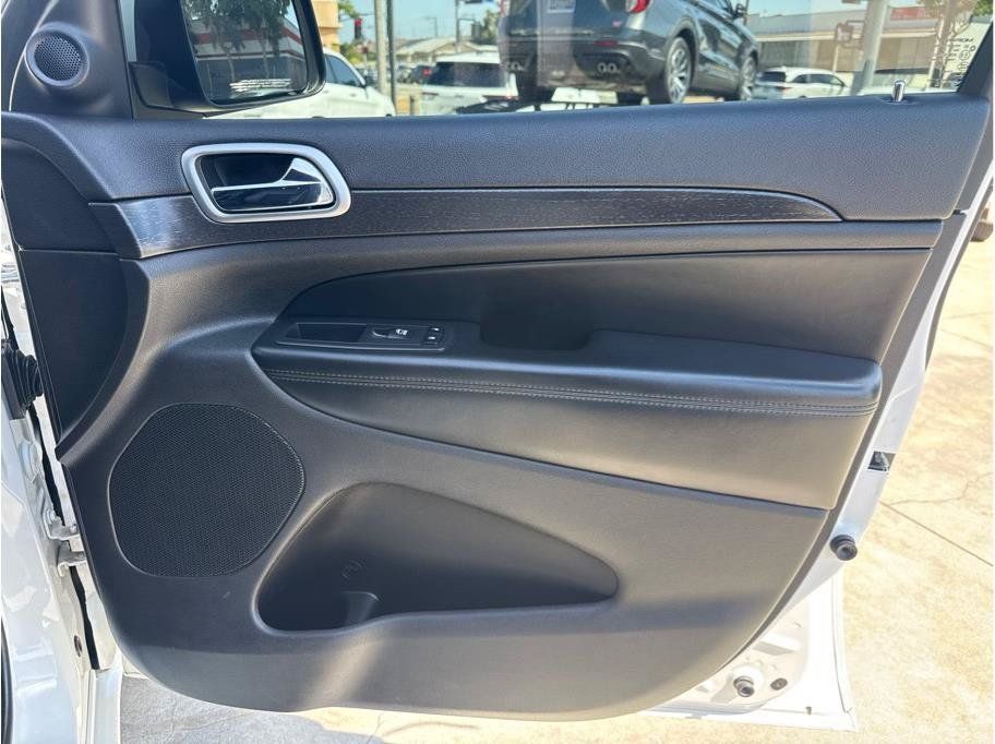 Used 2017 Jeep Grand Cherokee Altitude RWD image 26