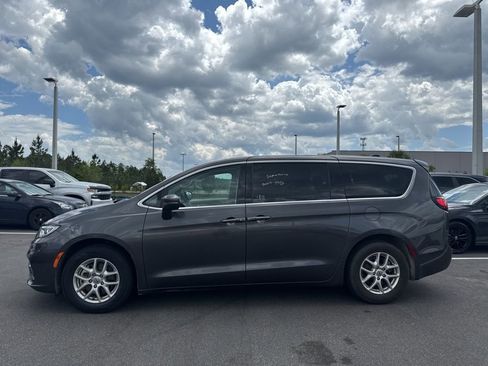 Used 2023 Chrysler Pacifica Touring-L FWD image 4