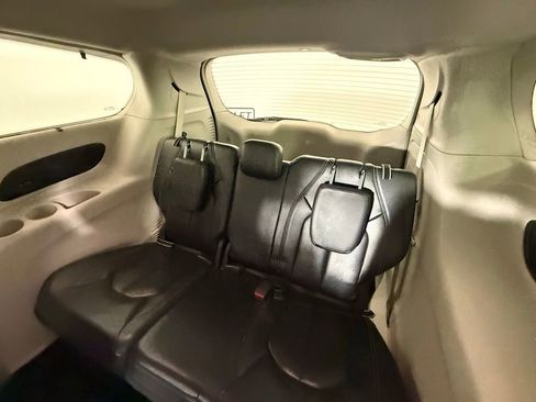 Used 2022 Chrysler Pacifica Touring-L w/ Uconnect Theater Family Group image 36