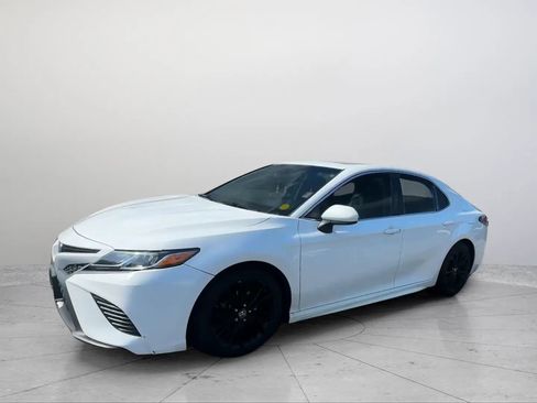 Used 2018 Toyota Camry SE w/ Moonroof Package FWD image 1