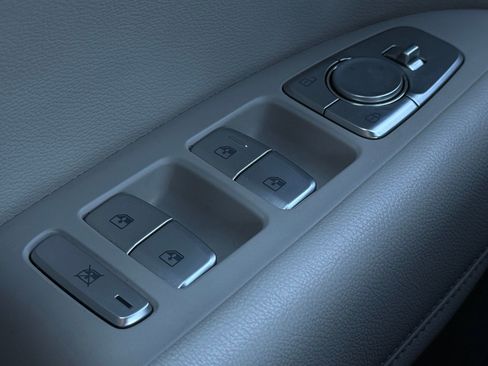 Used 2022 Genesis G70 2.0T image 32