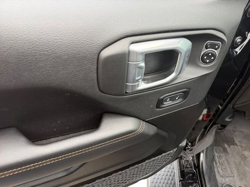 Used 2023 Jeep Wrangler Unlimited Sahara AWD/4WD image 18