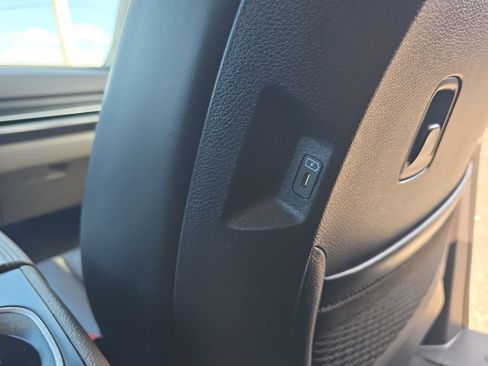 Used 2025 Kia Carnival FWD image 16