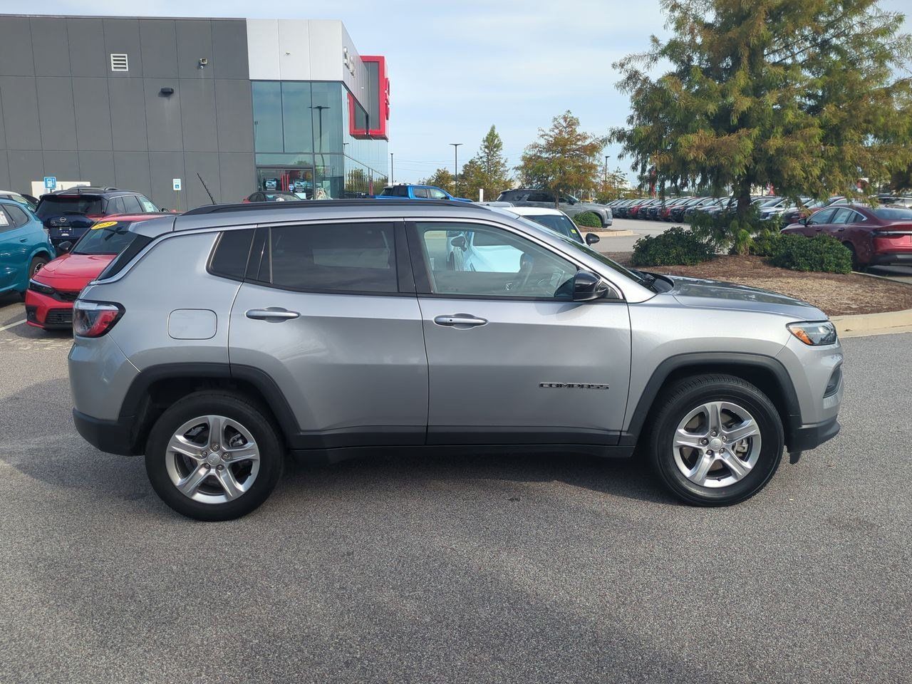 Used 2024 Jeep Compass Latitude AWD/4WD image 2
