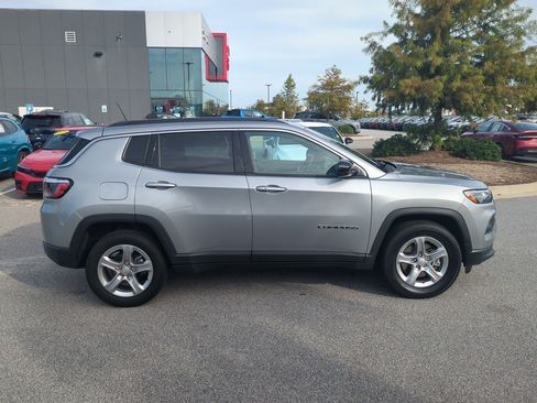 Used 2024 Jeep Compass Latitude AWD/4WD image 2